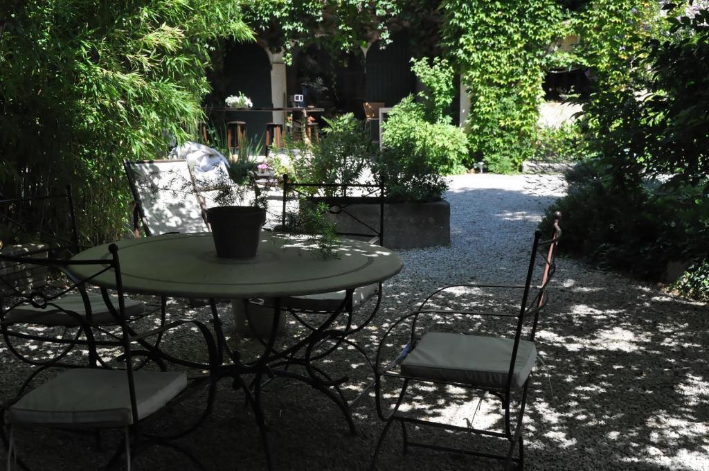 La Demeure Bed & Breakfast Eyguières Eksteriør bilde